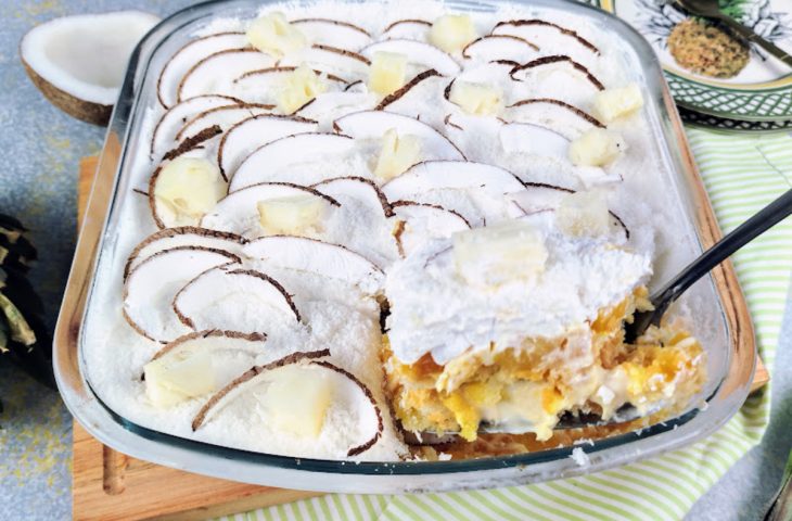 Torta gelada de abacaxi com coco