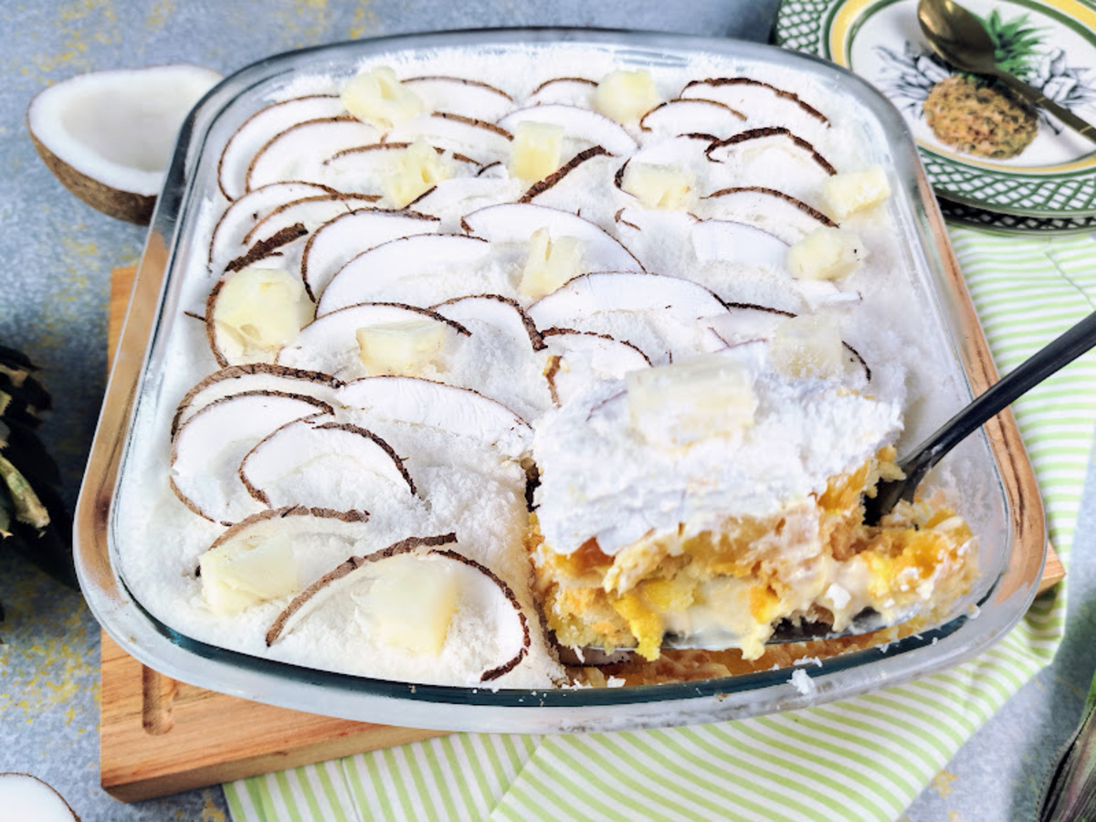 Torta gelada de abacaxi com coco