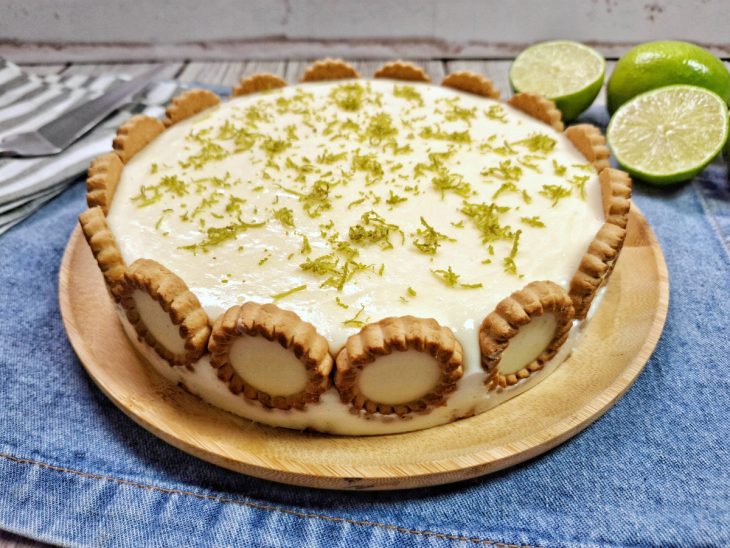 Torta holandesa de limão pronta para servir.