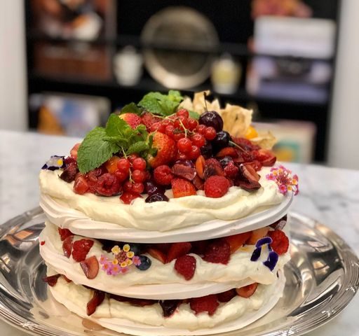 Torta merengue com frutas vermelhas