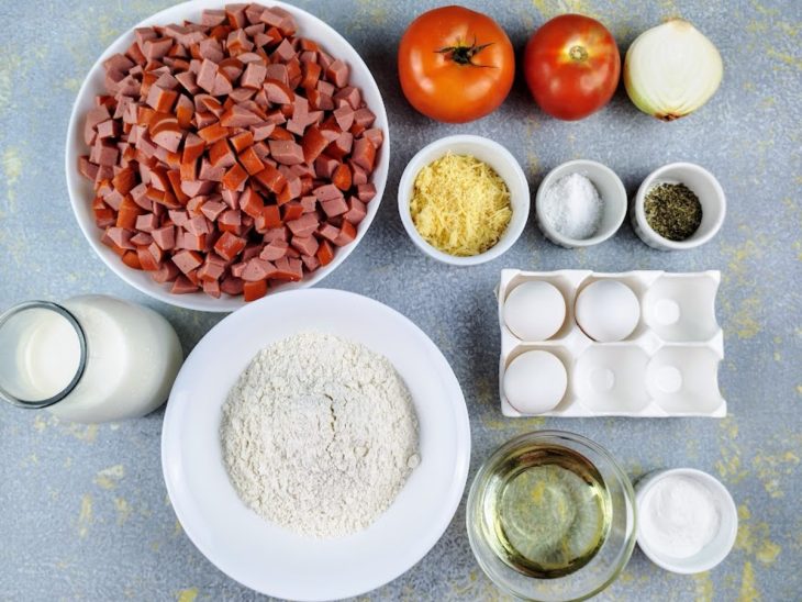 Ingredientes para a receita de torta rápida de salsicha.