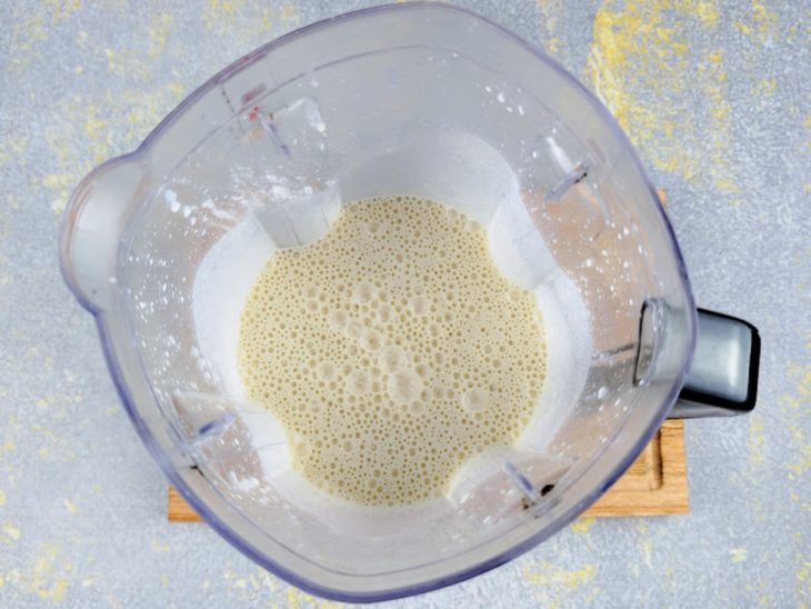 Leite, farinha, óleo e ovos batidos em um liquidificador.