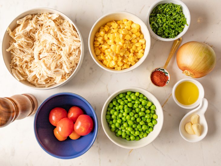 ingredientes reunidos para fazer torta salgada de frango