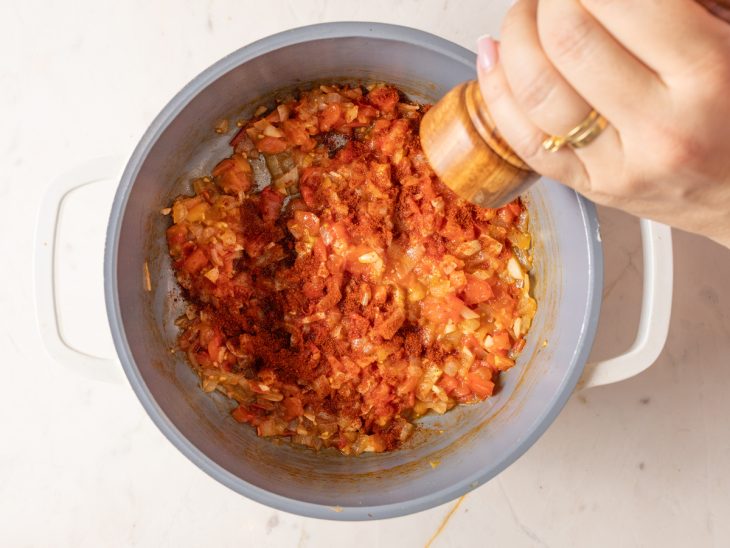 cebola, tomate, alho e colorau na panela