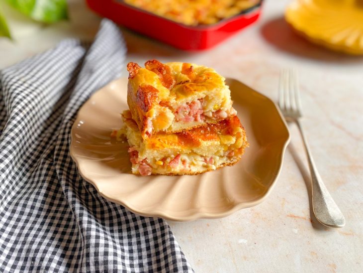 Torta salgada de liquidificador fácil fatiada pronta para consumo.