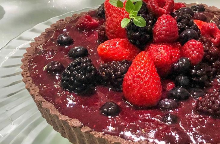 Torta trufada de chocolate com cobertura de frutas vermelhas