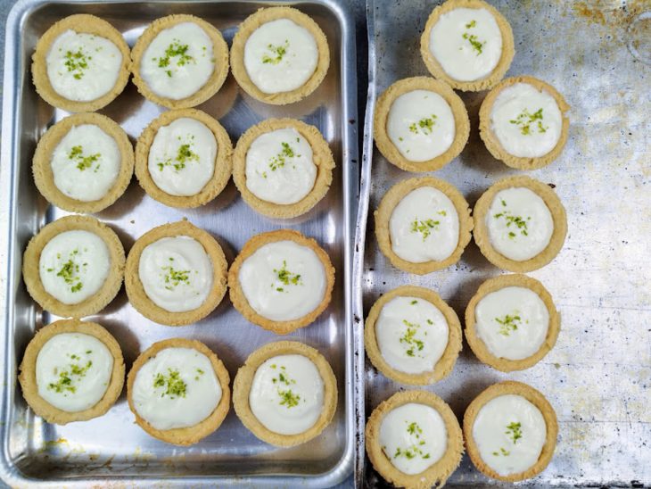 Torteletes montadas e decoradas em assadeiras.