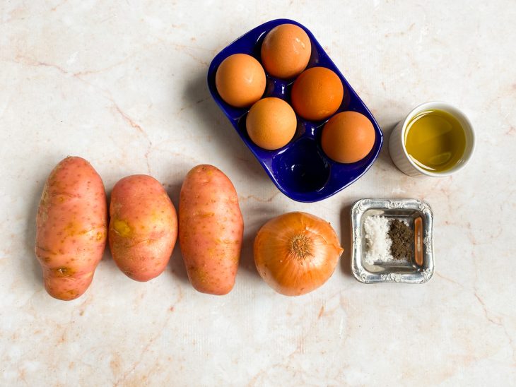 Ingredientes para a receita de tortilha espanhola.