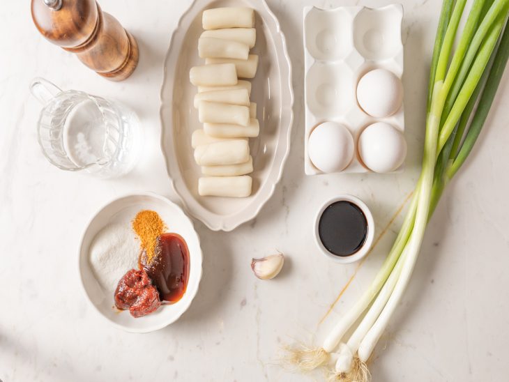 Ingredientes para a receita de tteokbokki.