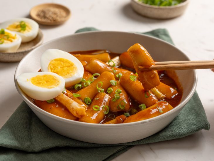 Tteokbokki pronto para servir.