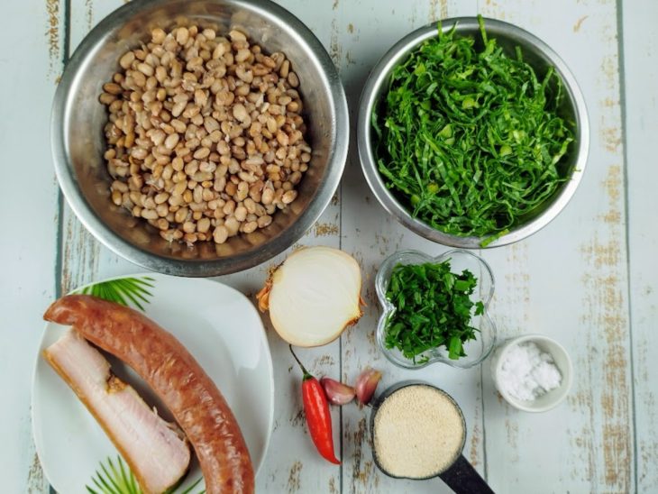 Ingredientes para a receita de tutu de feijão com couve.