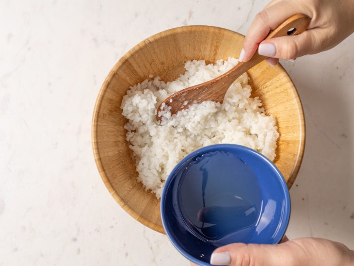 Uma tigela com o arroz sendo temperado.