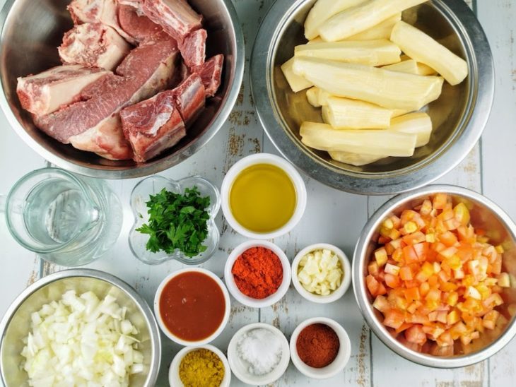 Ingredientes para a receita de vaca atolada simples.