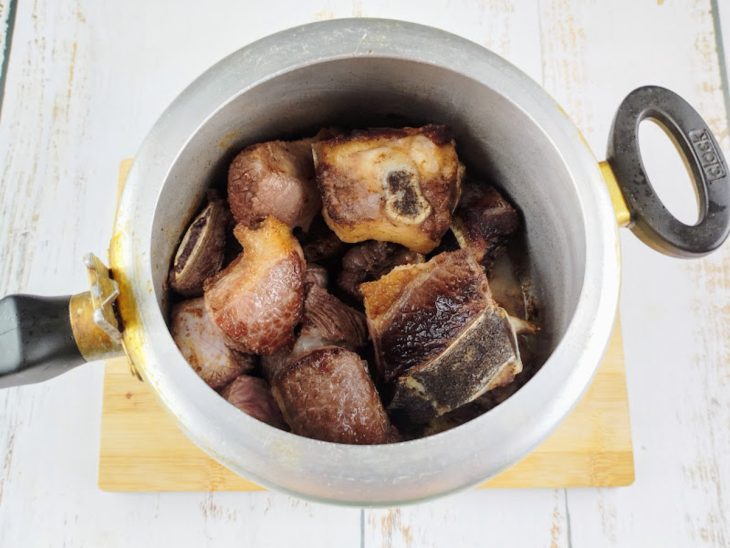 Costela bovina dourada na panela de pressão.