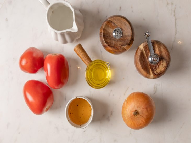 Uma bancada com os ingredientes da receita.