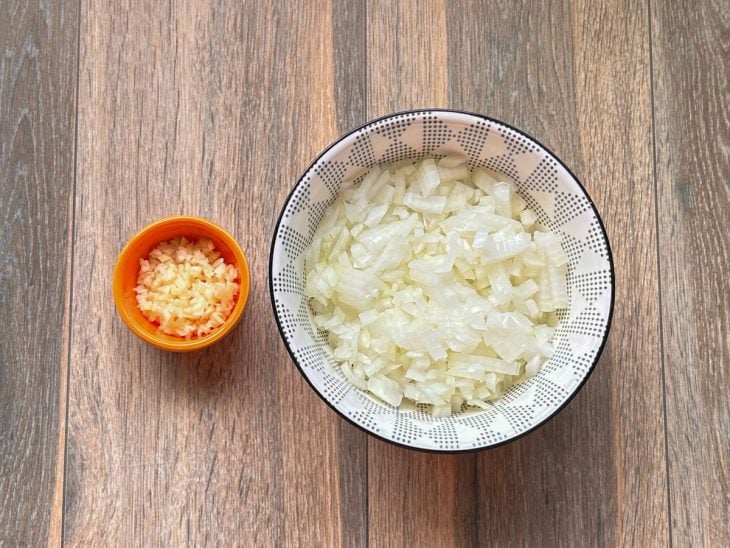 recipiente com cebola e alho cortados em cubinhos