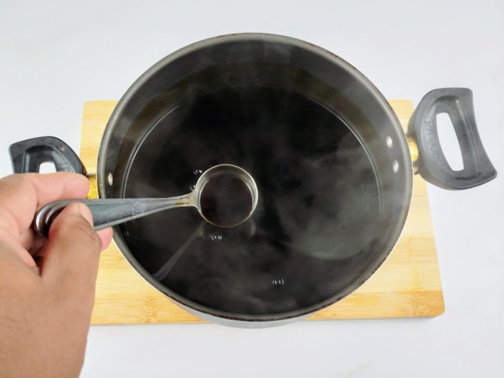 Uma panela com o molho cozinhando.