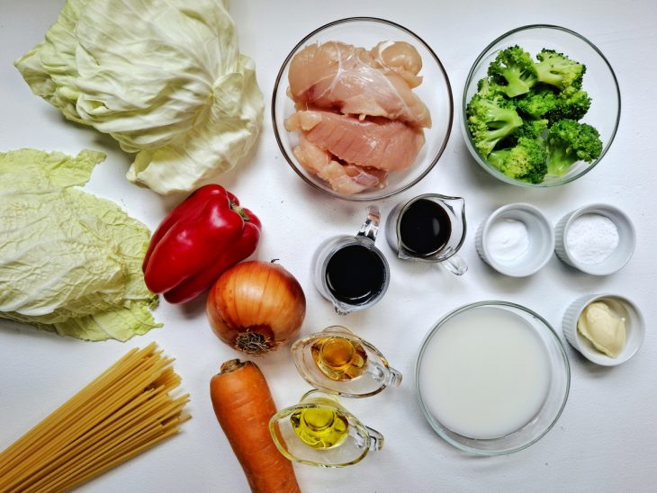 Ingredientes para a receita de yakisoba simples.