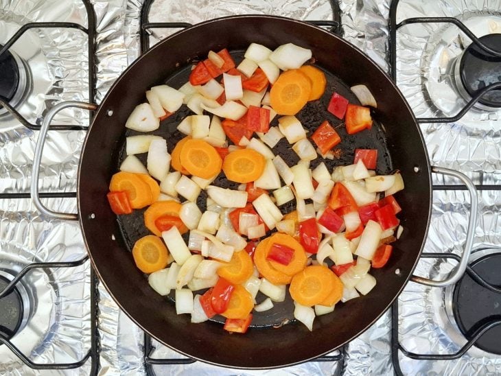 Legumes salteados na frigideira.