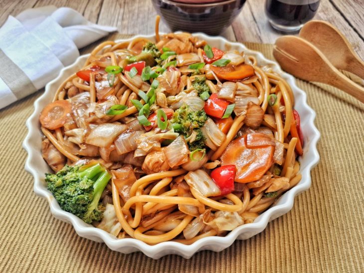 Yakisoba simples pronto para servir.